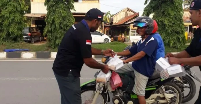 Garda Pemuda Nasdem Sultra Bagi Takjil ke Pengguna Jalan