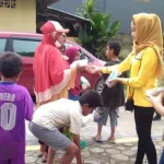 Dekatkan Diri ke Masyarakat, Milenial Golkar Bagikan Takjil ke Kaum Duafa Dekatkan Diri ke Masyarakat, Milenial Golkar Bagikan Takjil ke Kaum Duafa