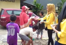 Dekatkan Diri ke Masyarakat, Milenial Golkar Bagikan Takjil ke Kaum Duafa Dekatkan Diri ke Masyarakat, Milenial Golkar Bagikan Takjil ke Kaum Duafa