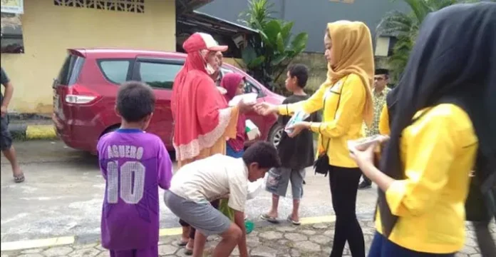 Dekatkan Diri ke Masyarakat, Milenial Golkar Bagikan Takjil ke Kaum Duafa