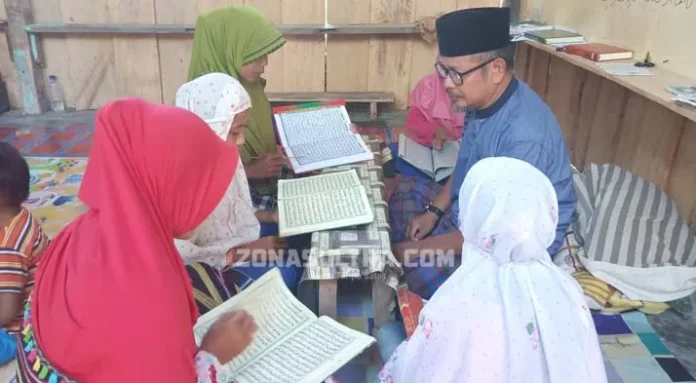 guru ngaji muna Perjuangan Anak-anak dan Lansia Belajar Alquran di Kampung Santri Langkoroni