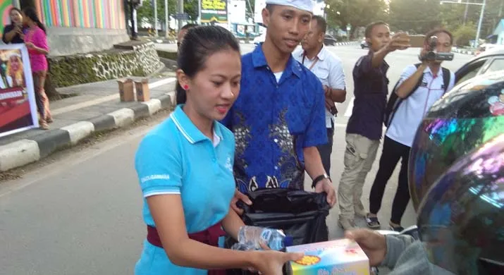 Solidaritas Umat Hindu Sultra Berbagi Takjil ke Umat Islam