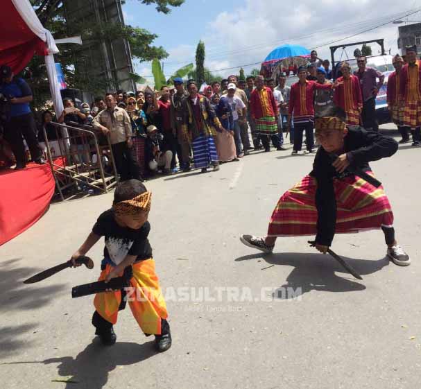 Begini Penampilan Berbagai Paguyuban di Pawai HUT Kendari