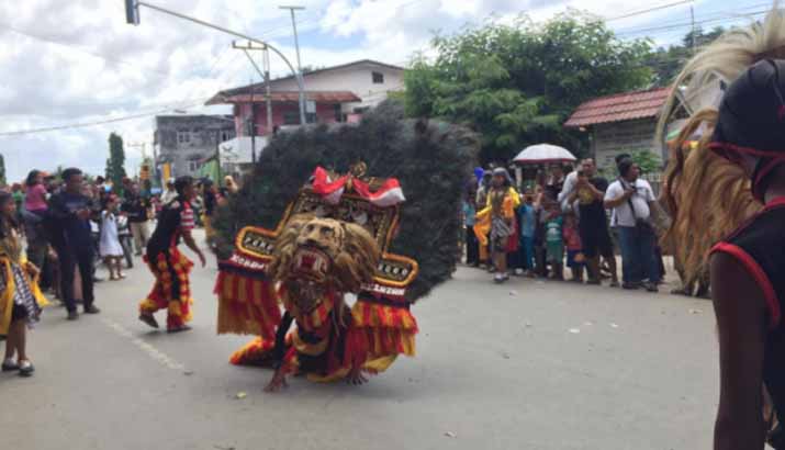 Begini Penampilan Berbagai Paguyuban di Pawai HUT Kendari