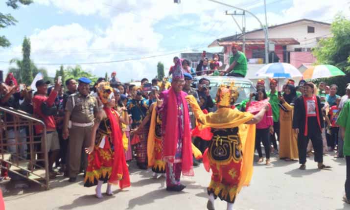 Begini Penampilan Berbagai Paguyuban di Pawai HUT Kendari