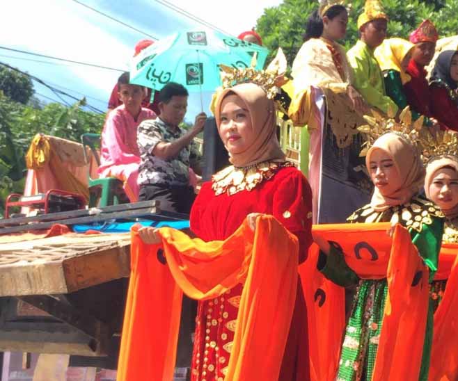 Begini Penampilan Berbagai Paguyuban di Pawai HUT Kendari