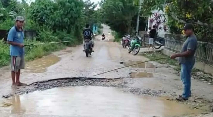Protes Jalan Rusak, Warga di Kendari Mancing di Kubangan Lumpur