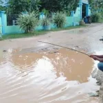 Protes Jalan Rusak, Warga di Kendari Mancing di Kubangan Lumpur Protes Jalan Rusak, Warga di Kendari Mancing di Kubangan Lumpur