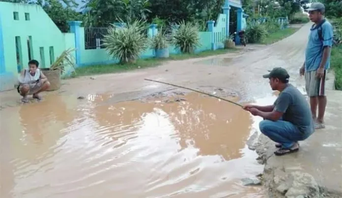 Protes Jalan Rusak, Warga di Kendari Mancing di Kubangan Lumpur