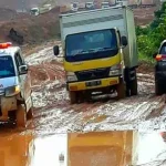 Jalan Trans Sulawesi Berlumpur, Pengendara Kesulitan Melintas Jalan Trans Sulawesi Berlumpur, Pengendara Kesulitan Melintas