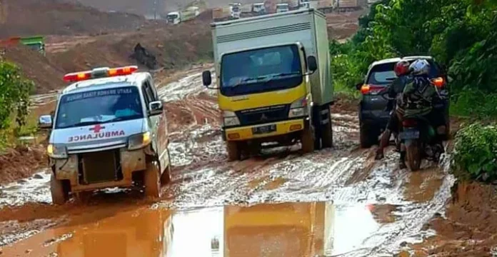 Jalan Trans Sulawesi Berlumpur, Pengendara Kesulitan Melintas
