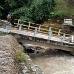 Hujan Lebat, Jembatan Penghubung Dua Desa di Kolut Amblas Hujan Lebat, Jembatan Penghubung Dua Desa di Kolut Amblas