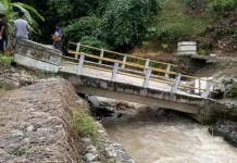Hujan Lebat, Jembatan Penghubung Dua Desa di Kolut Amblas Hujan Lebat, Jembatan Penghubung Dua Desa di Kolut Amblas