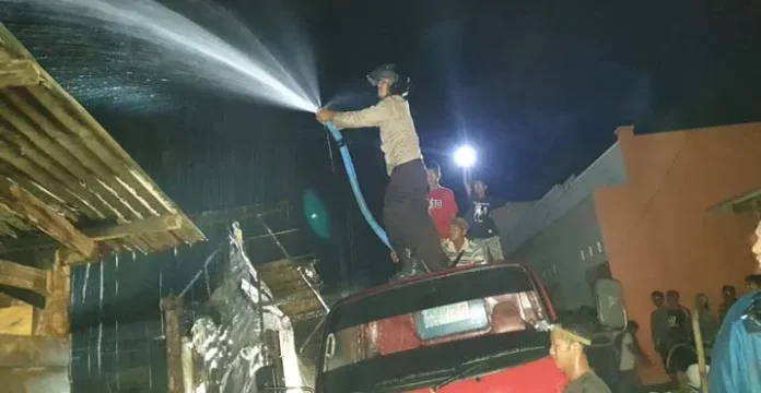 Diduga Lupa Matikan Kompor, 6 Kios Warga Sikeli Terbakar