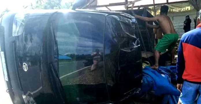 Mobil Bermuatan Tabung Gas Terbalik di Konut