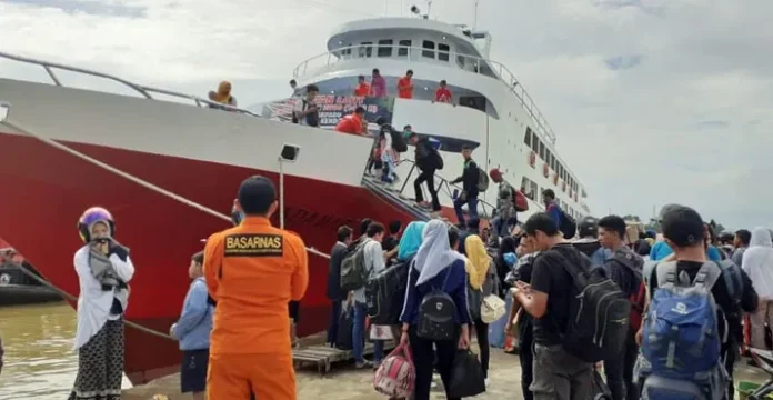 Kelebihan Muatan, Dua Kapal Sempat Ditunda Berlayar