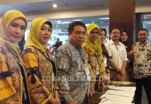 Berduka, Petugas KPU Sultra Pakai Pita Hitam di Lengan Saat Pleno Berduka, Petugas KPU Sultra Pakai Pita Hitam di Lengan Saat Pleno