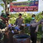 Kapolres Kolut Pimpin Pemusnahan Puluhan Liter Miras Kapolres Kolut Pimpin Pemusnahan Puluhan Liter Miras