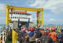 Ratusan Pemudik di Bombana Padati KMP Bontoharu Ratusan Pemudik di Bombana Padati KMP Bontoharu