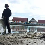 Kisah Suardi, Mengais Rezeki di Aliran Limbah Perumahan Kisah Suardi, Mengais Rezeki di Aliran Limbah Perumahan