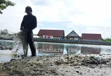 Kisah Suardi, Mengais Rezeki di Aliran Limbah Perumahan Kisah Suardi, Mengais Rezeki di Aliran Limbah Perumahan