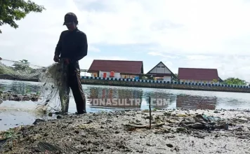 Kisah Suardi, Mengais Rezeki di Aliran Limbah Perumahan Kisah Suardi, Mengais Rezeki di Aliran Limbah Perumahan