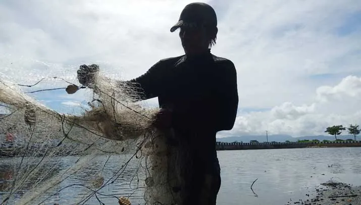 Kisah Suardi, Mengais Rezeki di Aliran Limbah Perumahan