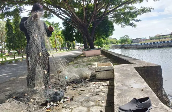 Kisah Suardi, Mengais Rezeki di Aliran Limbah Perumahan