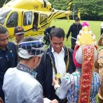 Sempat Batal, Mentan Akhirnya Mendarat di Muna Pakai Helikopter Sempat Batal, Mentan Akhirnya Mendarat di Muna Pakai Helikopter