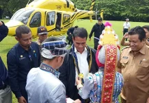 Sempat Batal, Mentan Akhirnya Mendarat di Muna Pakai Helikopter Sempat Batal, Mentan Akhirnya Mendarat di Muna Pakai Helikopter