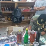 Pemkot Kendari Sita Puluhan Botol Minuman Beralkohol Tak Berlabel Pemkot Kendari Sita Puluhan Botol Minuman Beralkohol Tak Berlabel
