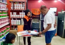 Jelang Lebaran, Toko Cat Ini Raup Keuntungan Hingga Rp1 Miliar NIPPON PAINT - Suasana SPG Nippon Paint saat melayani konsumen yang datang memesan cat di Toko Maxcel Kendari, Kamis (23/5/2019). (ILHAM SURAHMIN/ZONASULTRA.COM)