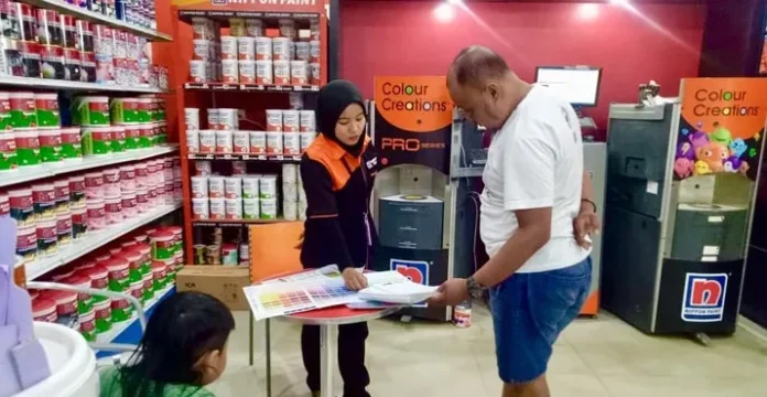 NIPPON PAINT - Suasana SPG Nippon Paint saat melayani konsumen yang datang memesan cat di Toko Maxcel Kendari, Kamis (23/5/2019). (ILHAM SURAHMIN/ZONASULTRA.COM)