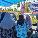 Warga Serbu Lapak Bulog yang Sediakan Bawang Putih Warga Serbu Lapak Bulog yang Sediakan Bawang Putih