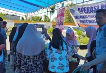 Warga Serbu Lapak Bulog yang Sediakan Bawang Putih Warga Serbu Lapak Bulog yang Sediakan Bawang Putih