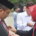 Rektor UHO Dianugerahi Satya Lencana Karya Satya Rektor UHO Dianugerahi Satya Lencana Karya Satya