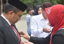 Rektor UHO Dianugerahi Satya Lencana Karya Satya Rektor UHO Dianugerahi Satya Lencana Karya Satya