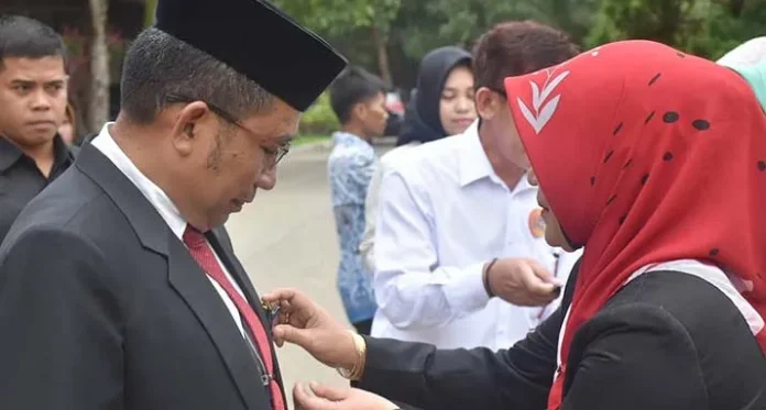 penghargaan_rektor_uho Rektor UHO Dianugerahi Satya Lencana Karya Satya