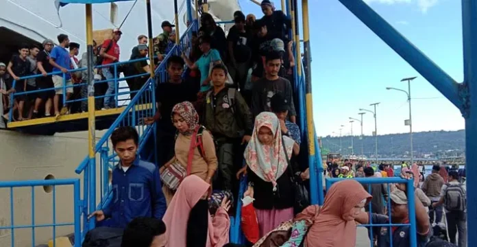 penumpang_baubau Pemudik Lewat Kapal Laut di Baubau Diprediksi Melonjak 10 Persen