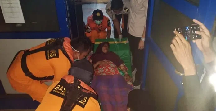 Basarnas Kendari Evakuasi Penumpang Bandara dan Perempuan Melahirkan di Atas Kapal