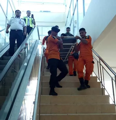 Basarnas Kendari Evakuasi Penumpang Bandara dan Perempuan Melahirkan di Atas Kapal