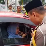 Ditlantas Polda Sultra Bagi Takjil Sambil Kampanye Keselamatan Berlalulintas Ditlantas Polda Sultra Bagi Takjil Sambil Kampanye Keselamatan Berlalulintas