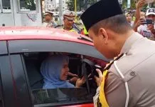 Ditlantas Polda Sultra Bagi Takjil Sambil Kampanye Keselamatan Berlalulintas Ditlantas Polda Sultra Bagi Takjil Sambil Kampanye Keselamatan Berlalulintas