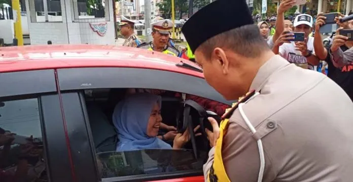 Ditlantas Polda Sultra Bagi Takjil Sambil Kampanye Keselamatan Berlalulintas