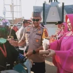 Pengendara Padati Jalan Saat Polisi Bagi bagi Takjil Pengendara Padati Jalan Saat Polisi Bagi bagi Takjil