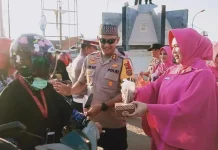 Pengendara Padati Jalan Saat Polisi Bagi bagi Takjil Pengendara Padati Jalan Saat Polisi Bagi bagi Takjil