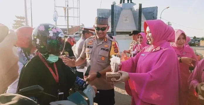 Pengendara Padati Jalan Saat Polisi Bagi bagi Takjil