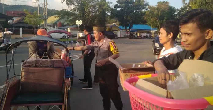 Humas Polres Bersama Insan Pers Kolaka Berbagi Takjil