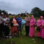 Polsek Tiworo Tengah Bagi Sembako Gratis pada 10 KK di Mubar