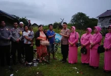 Polsek Tiworo Tengah Bagi Sembako Gratis pada 10 KK di Mubar